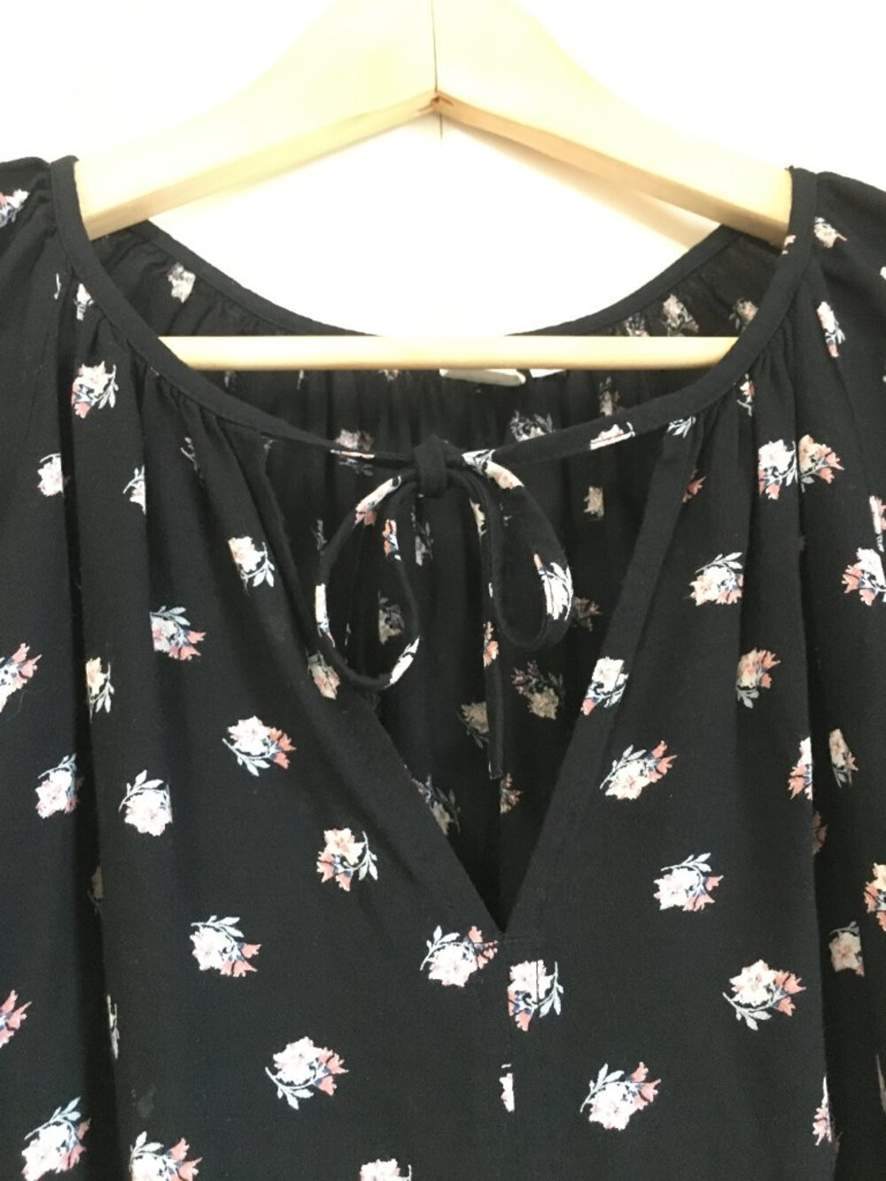 GAP Black Ditsy Floral Flutter Sleeve Tie Front Keyhole Blouse Rayon XS - Picture 6 of 16